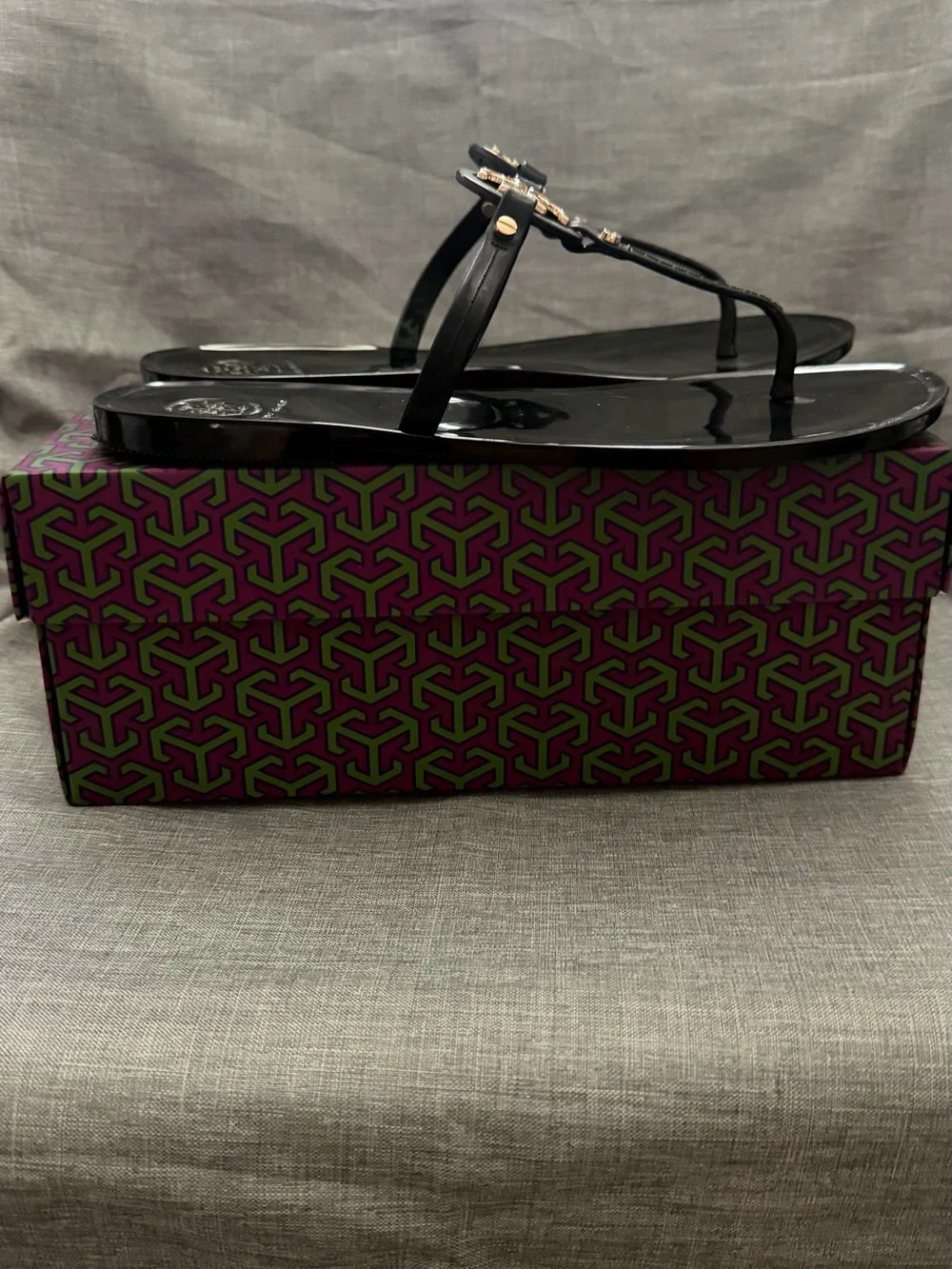 Tory Burch Black Patent Mini Miller Thong Sandal with Gold Logo - Picture 4 of 6